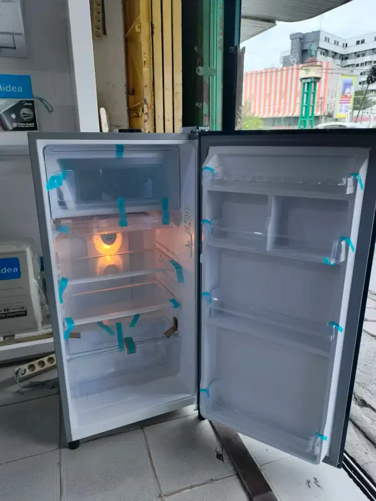 KULKAS 1 PINTU BARANG MASIH BARU DARI TOKO