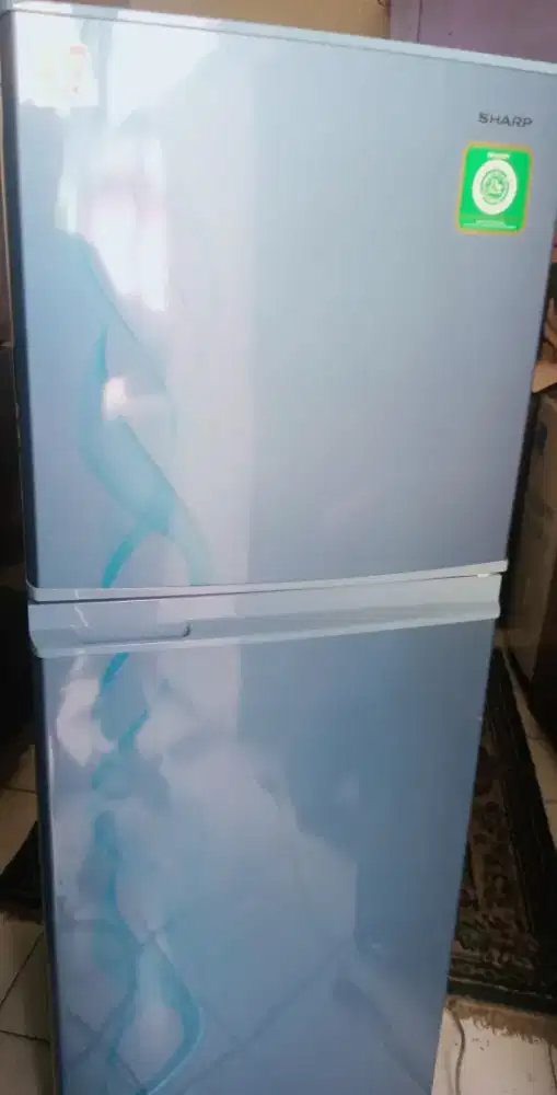 Di jual kulkas 2 pintu merk SHARP Normal dingin beku SIAP PAKAI