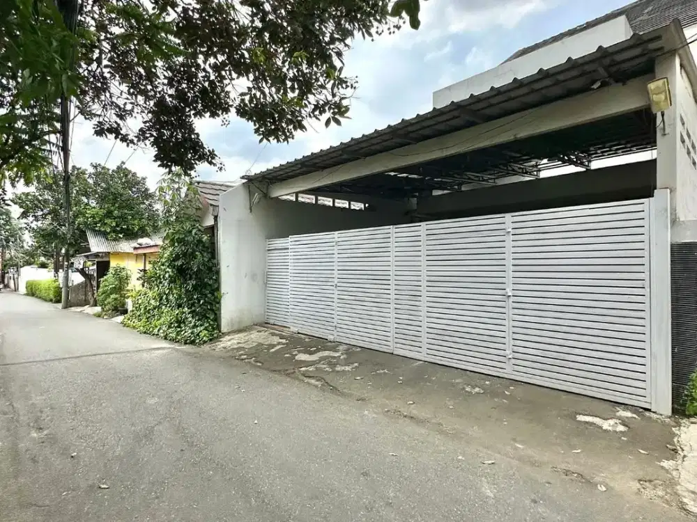 Rumah Lebak Bulus Dijual, Halaman Luas. Dekat MRT - NEGO