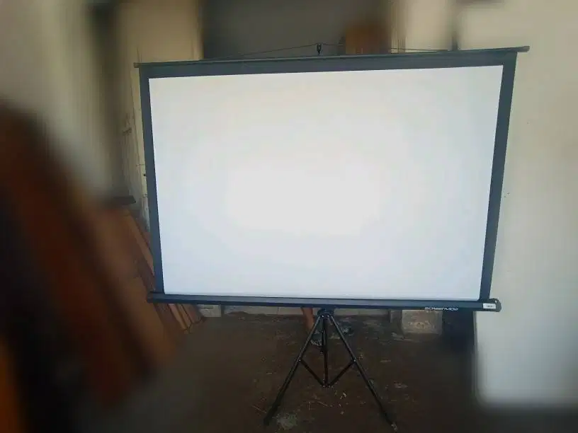 Layar Proyektor