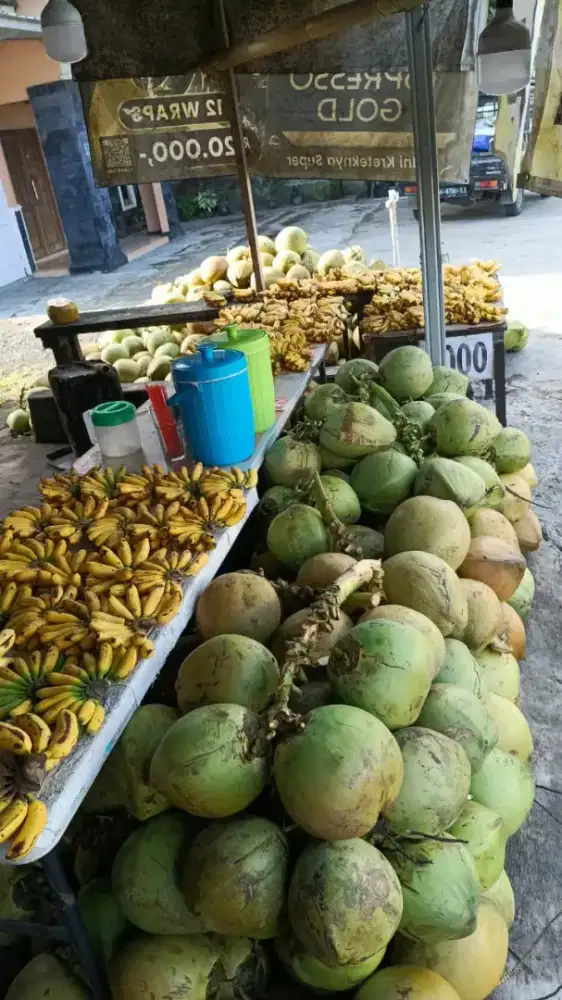 Penjaga lapak degan dan pisang mas
