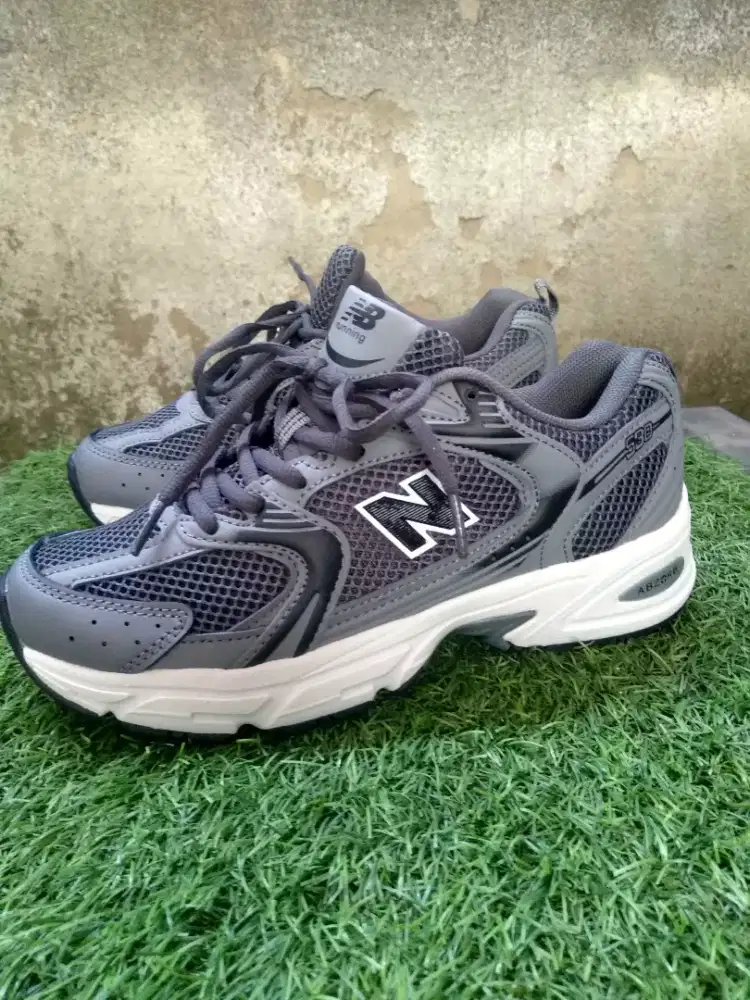 Dijual sepatu new balance dark grey full box