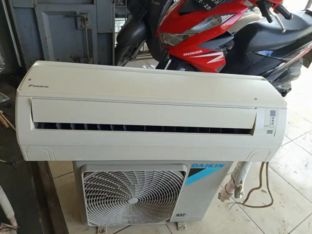 AC Daikin 1/2pk like new