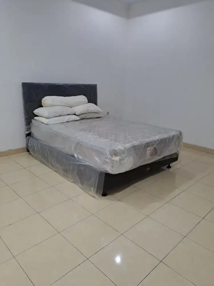 1 set furniture kamar (bed 160x200 gudho, lemari, meja rias, nakas)