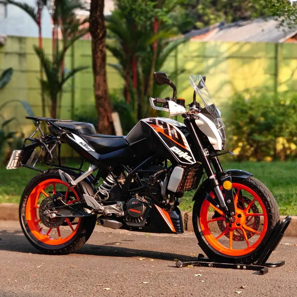 KTM DUKE 200 PUTIH 2017 KM 12K PAJAK PANJANG SIAP NGEBUT