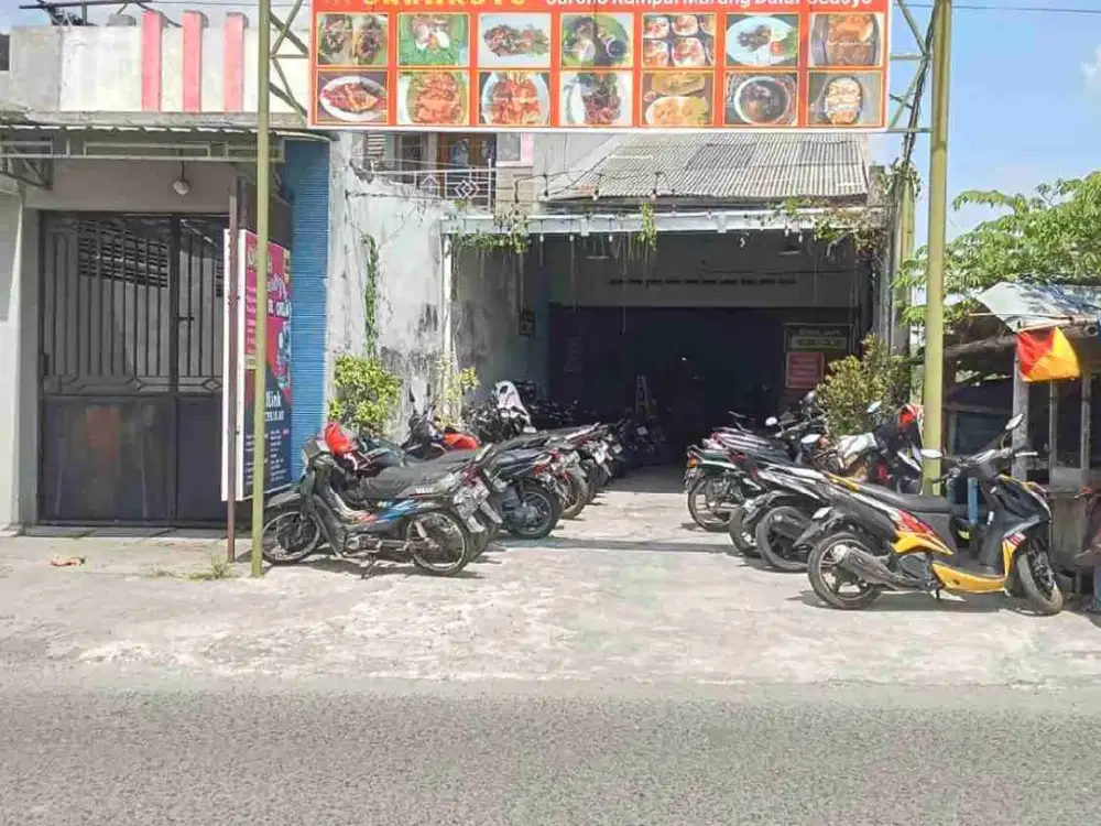 Tempat usaha rumah makan aktif di area dekat stasiun gawok