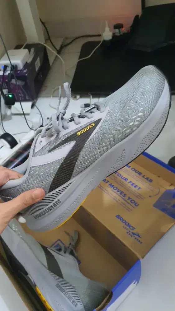Sepatu Preloved Brooks Men Running Shoes Adrenaline GTS 24 Size 42,5