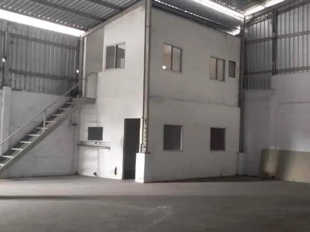 Disewakan Gudang Tropodo samping superindo bangunan baru