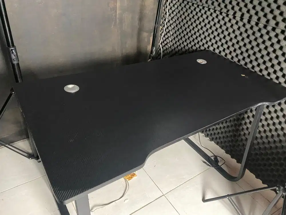 Meja gaming. Sangat kuat, besi kuat.