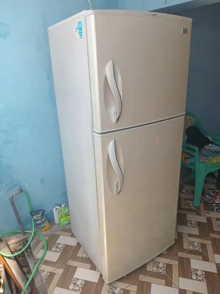 Kulkas 2 pintu merk LG jumbo