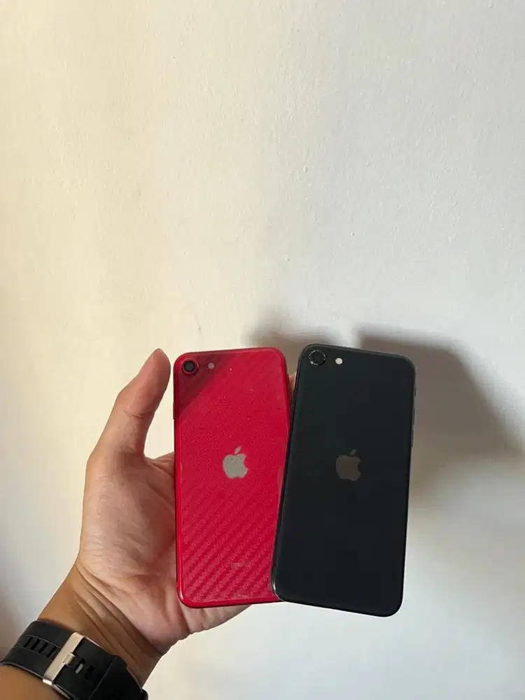 2 iPhone SE 2020 ex iBox warna merah 256gb dan hitam 64gb