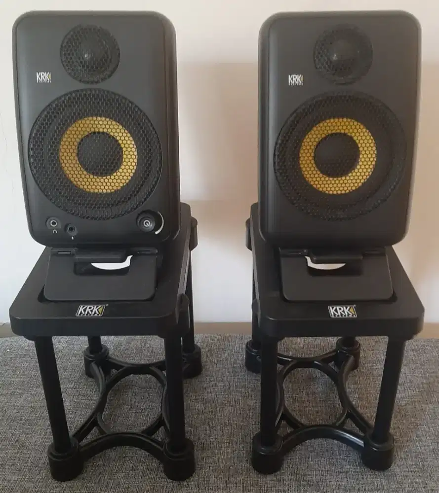 Speaker KRK GO AUX 4 dengan stand isoacoustics 155