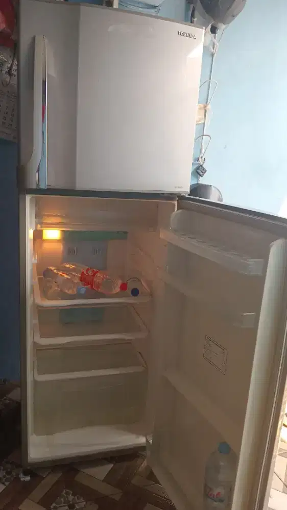 Kulkas 2 pintu merk toshiba
