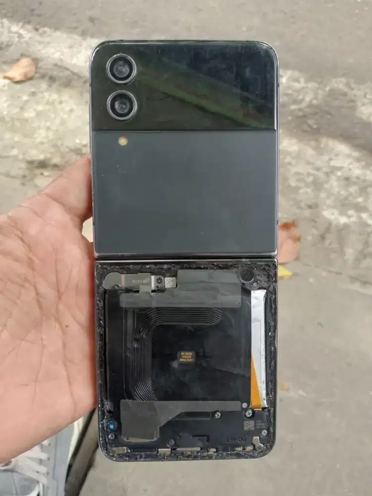 Samsung Zflip 4 Ram 8 batangan kondisi mati abis jatoh mungkin Krn btr