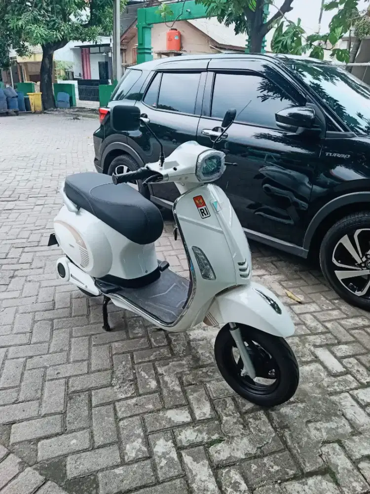 Motor listrik Merk ZPT Model Vespa TH 2025 Like New Mulus Km.35Perak