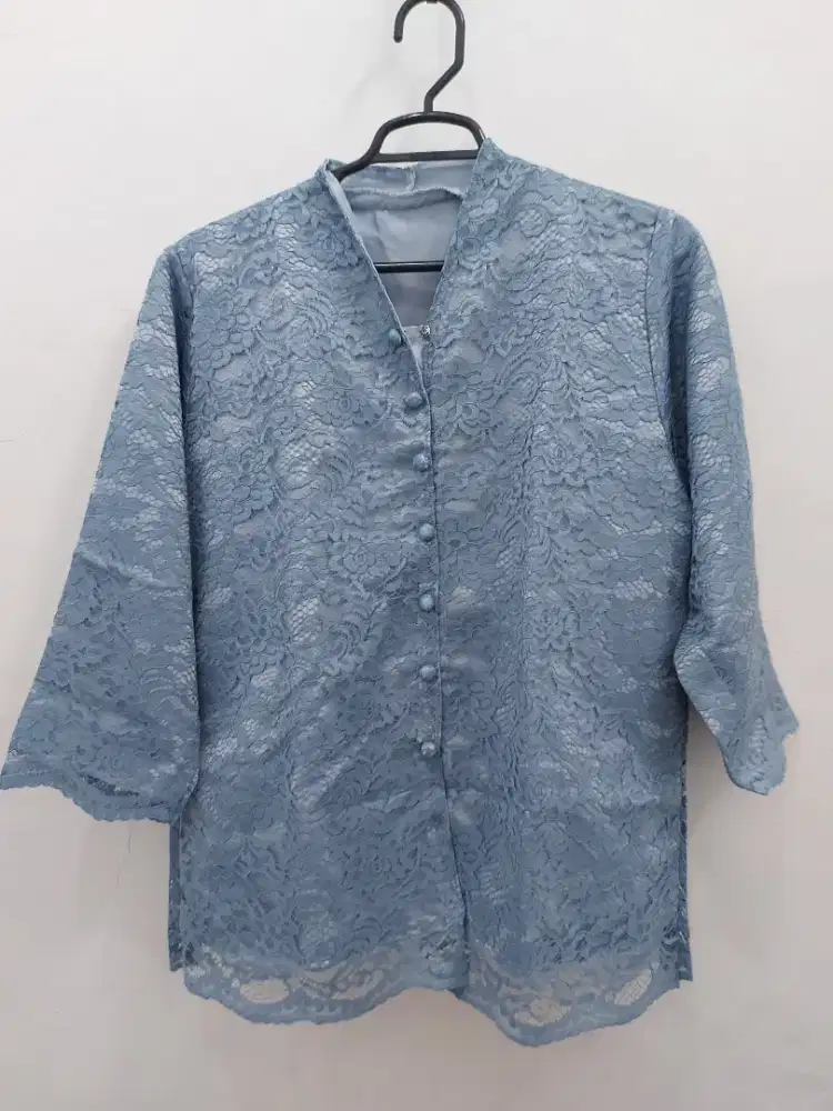 Kebaya biru brokat