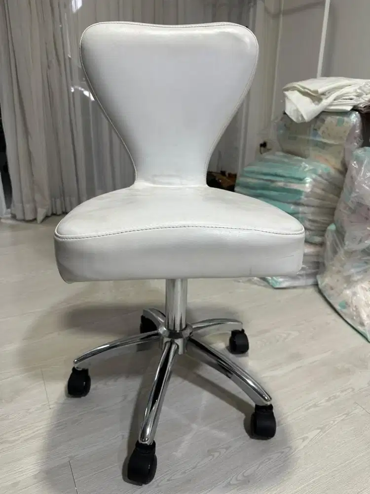 Kursi kantor dengan roda