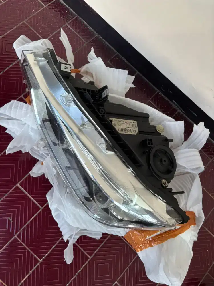 Head lamp pluss bemper depanBMW f 30 kondisi baru harga nego