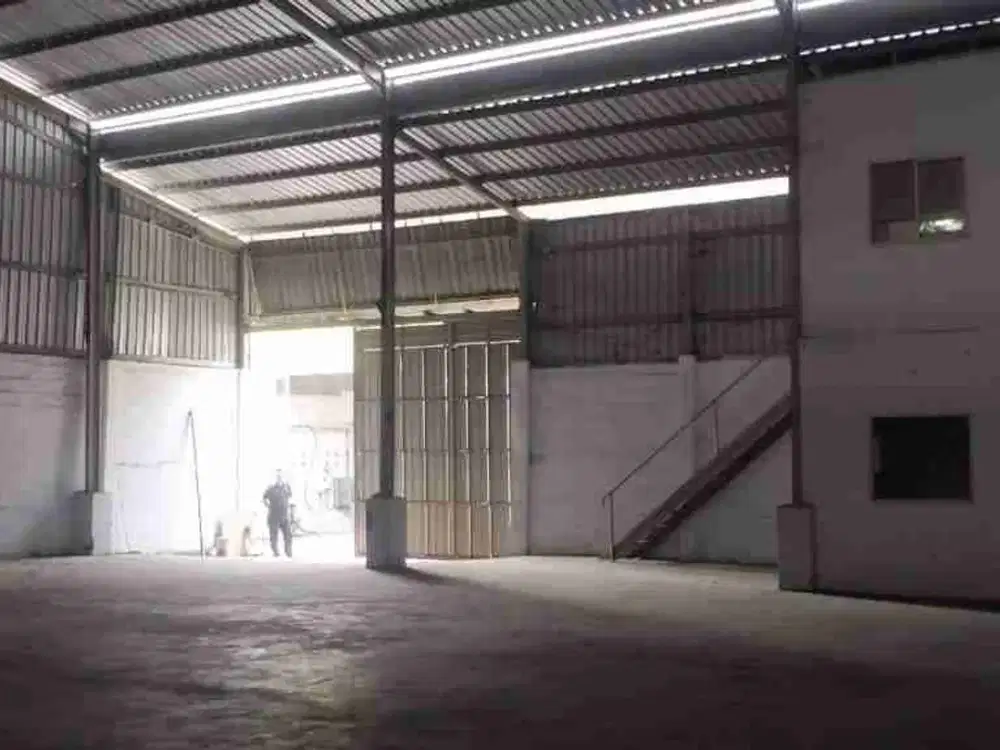 Disewakan Gudang Tropodo samping superindo bangunan baru