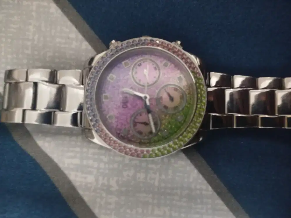 Jam tangan wanita gues