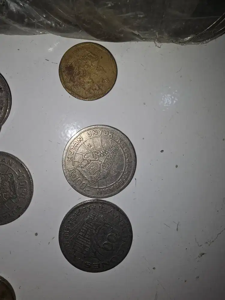 Coin Rp100 jadul siapa tau ada yg minat koleksi jual aja