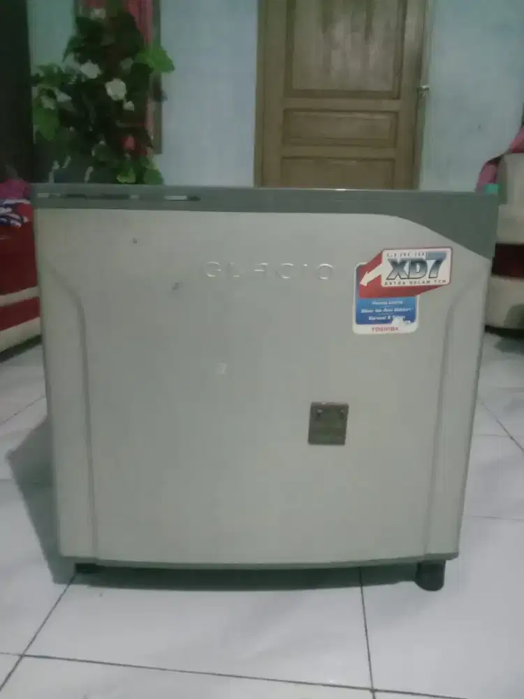Kulkas toshiba original, bagus mulus ,bersih dan normal