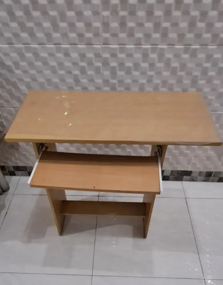 Meja Komputer warna Krem