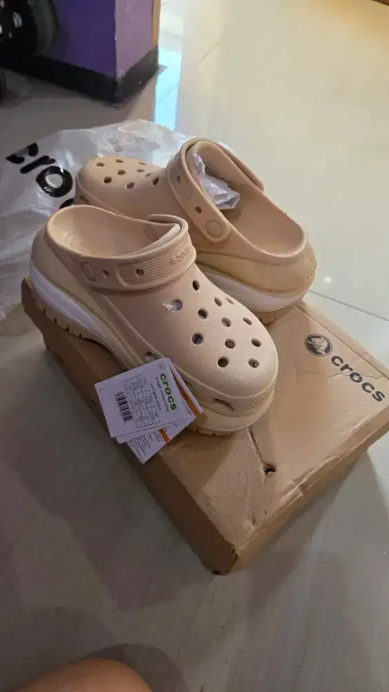 Sandal crocs baru