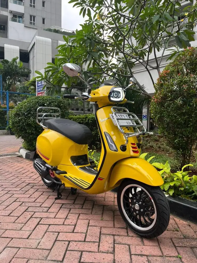Vespa Sprint 2024 (Km 1rb perak) 99% Like New Modif 15 jt Yellow