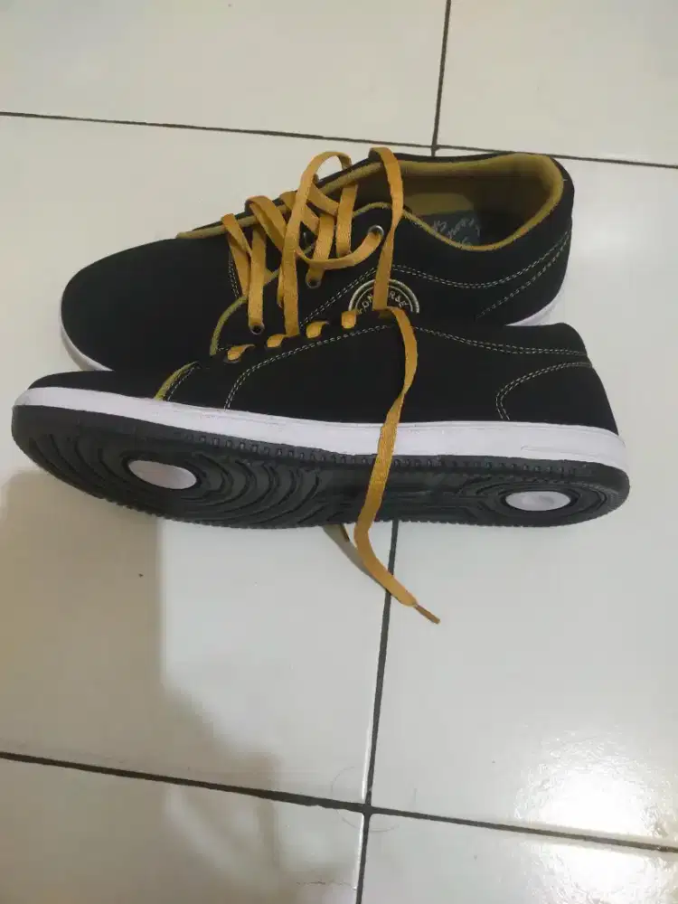 Sepatu cats cowok