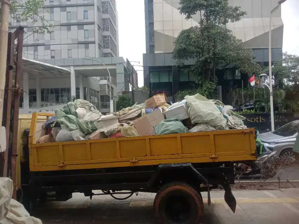 Tukang buang puing sampah dll
