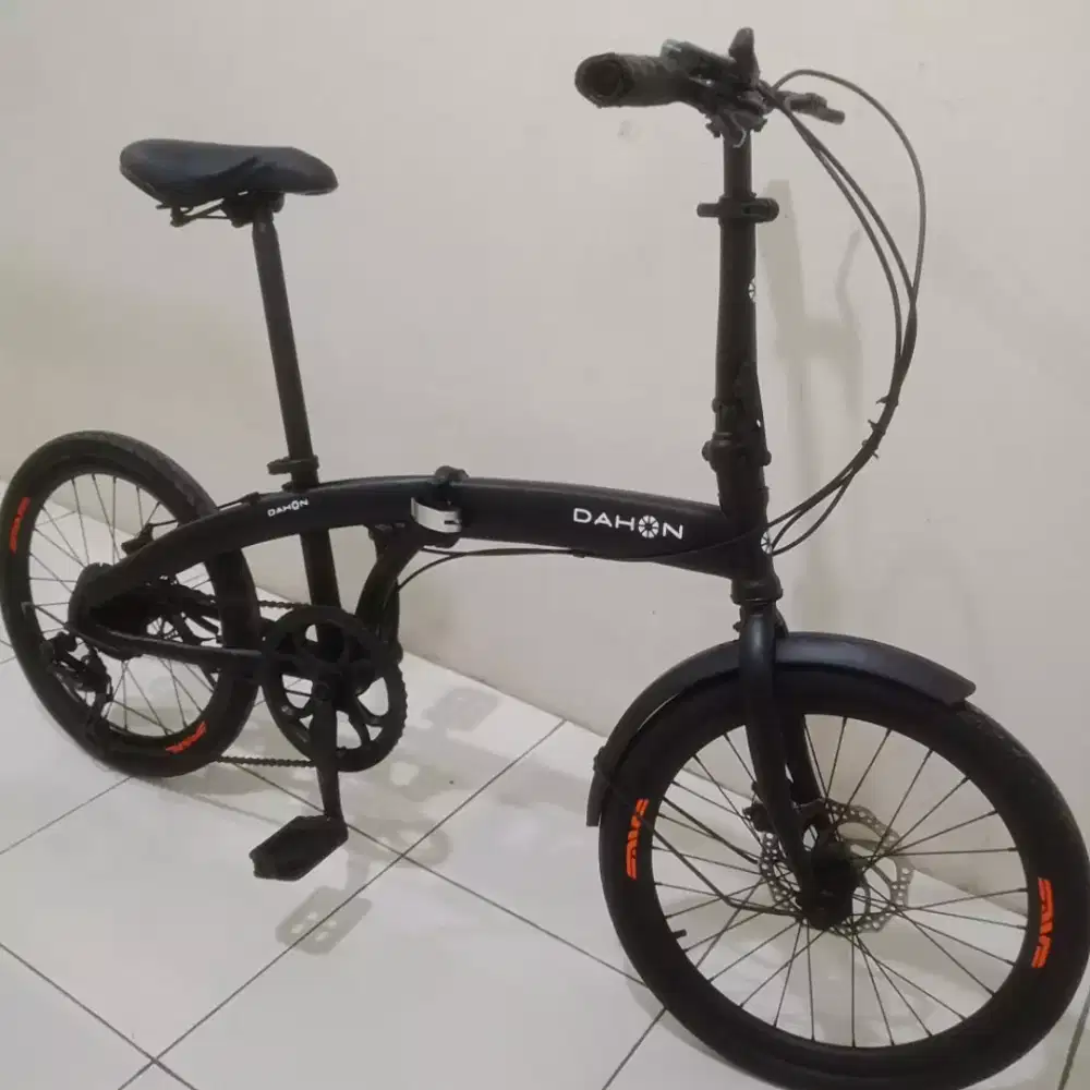 SEPEDA LIPAT UKURAN 20 SPEED 7 REPAINT. TINGGAK PAKAI, KONDISI NORMAL.