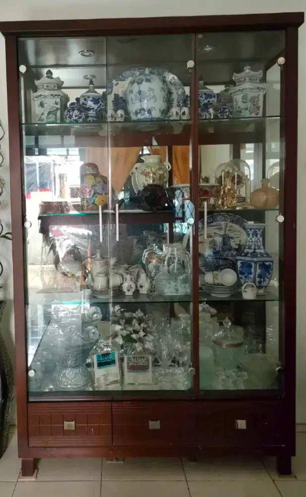 Lemari Pajangan Kaca 3 Pintu