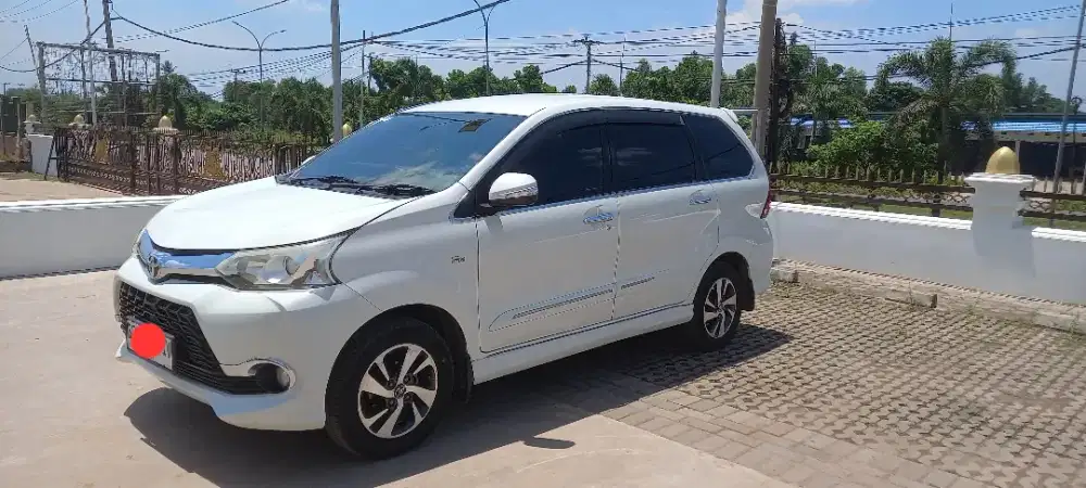 Toyota Avanza Veloz 1.5 AT warna putih tahun 2015