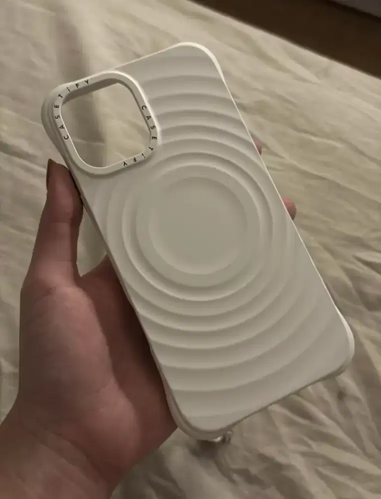 Casing Casetify Iphone 16 plus.
