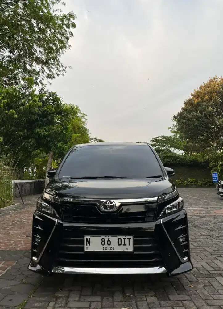 Toyota Voxy 2.0 AT 2018