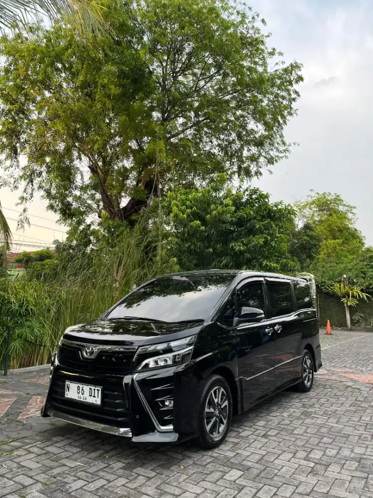 Toyota Voxy 2.0 AT 2018