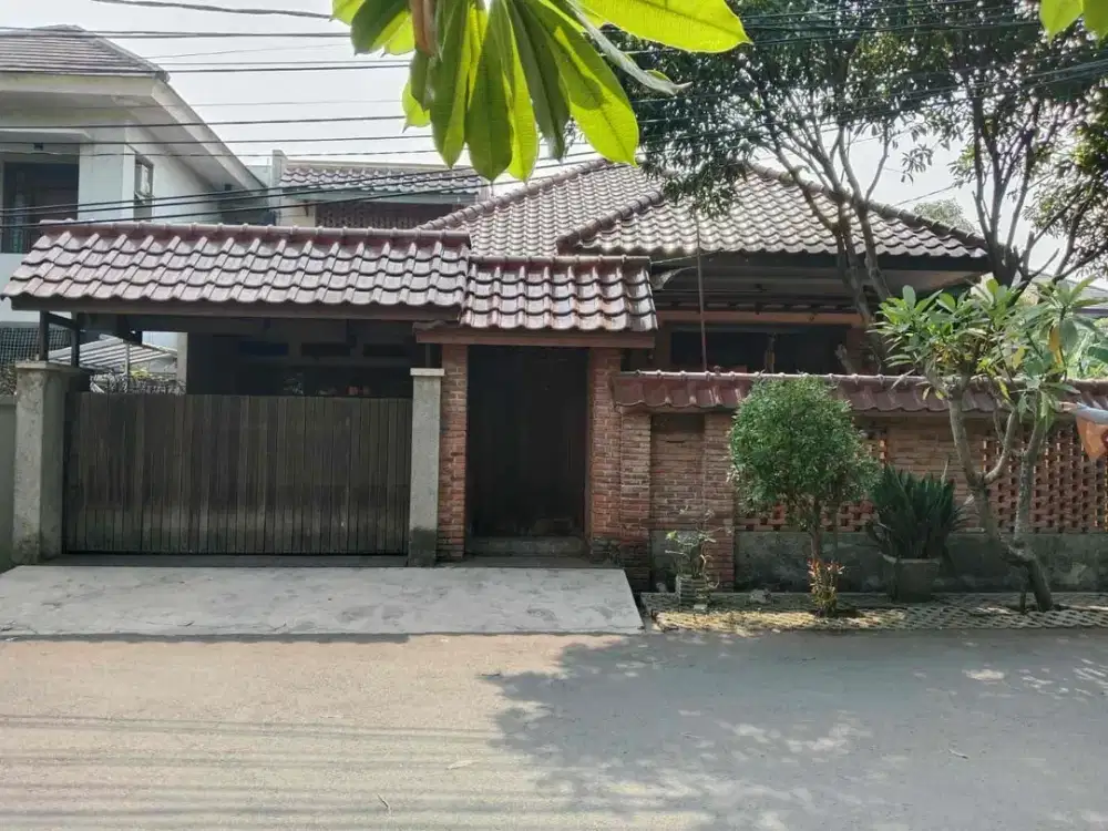 Rumah Terawat di Area Delman Tanah Kusir Jakarta Selatan