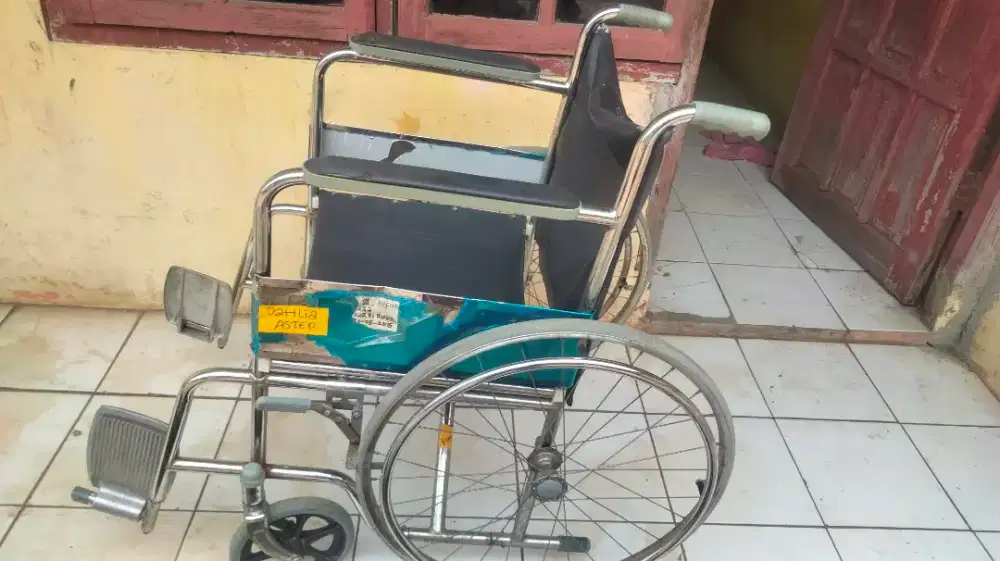 Jual kursi roda bekas pemakaian pribadi