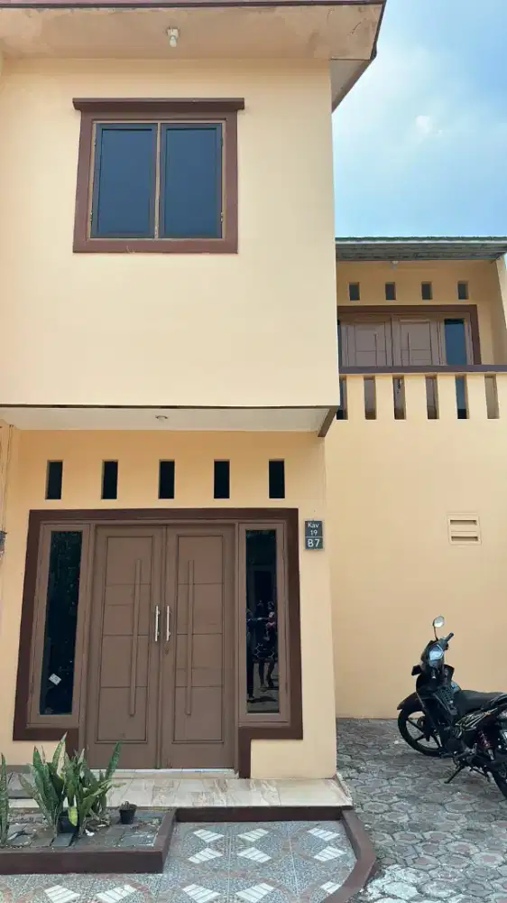 di sewakan 1 rumah 2 lantai deket toll andara