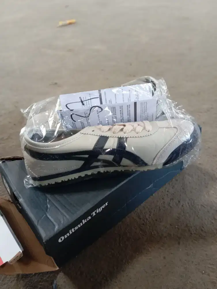 Sepatu senaiker