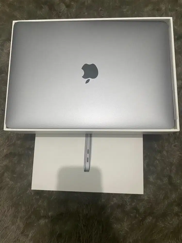 Macbook M1 8/256