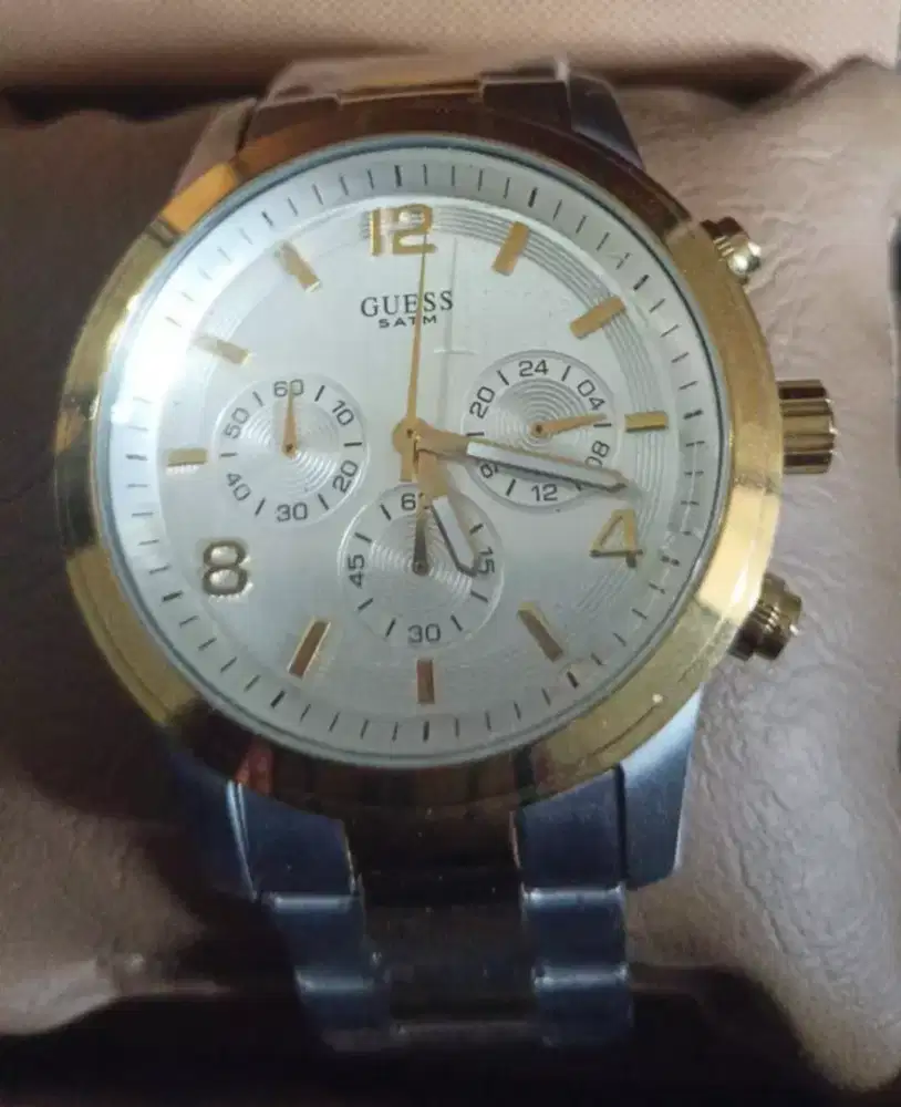 Jam tangan pria Guess Chronograph