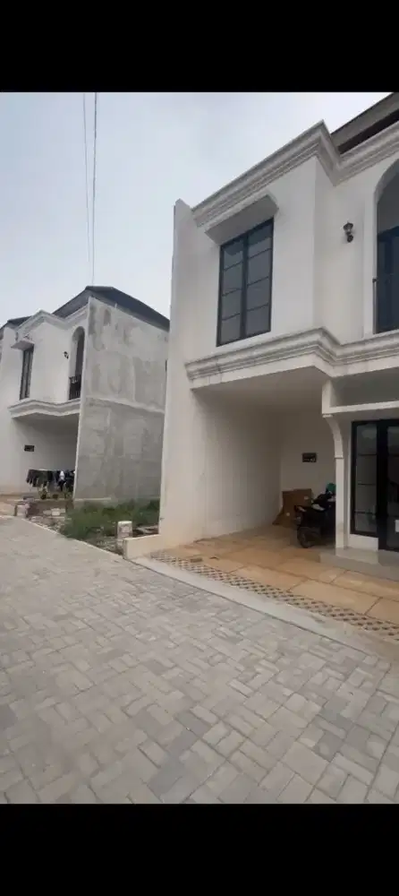 Rumah megah dua lantai siap huni