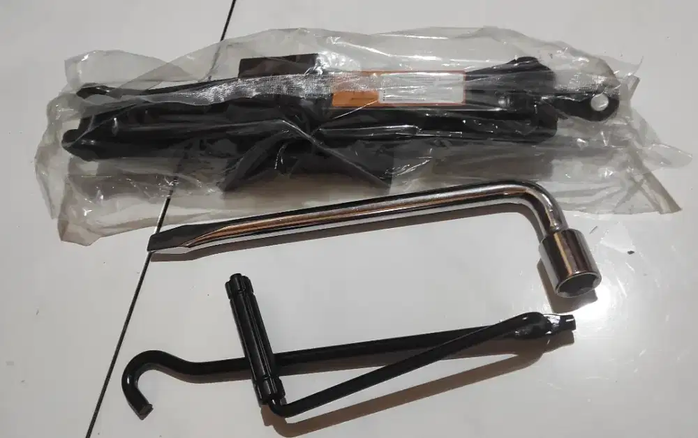 Baru dongkrak + puteran + kunci roda