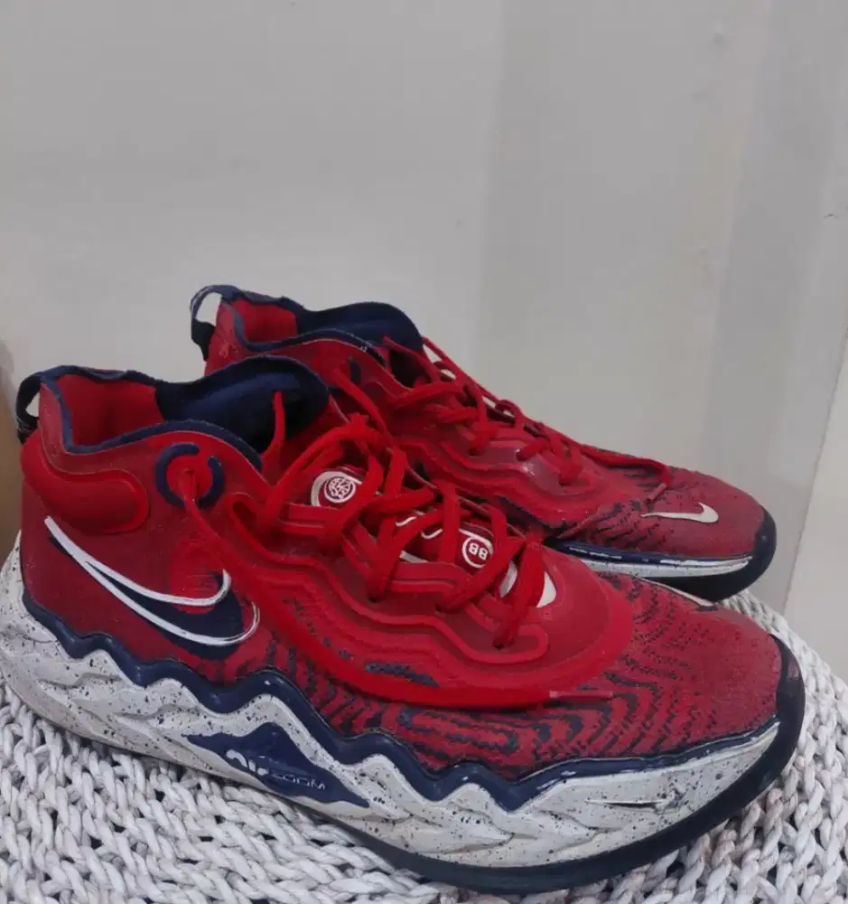 Sepatu basket NIKE