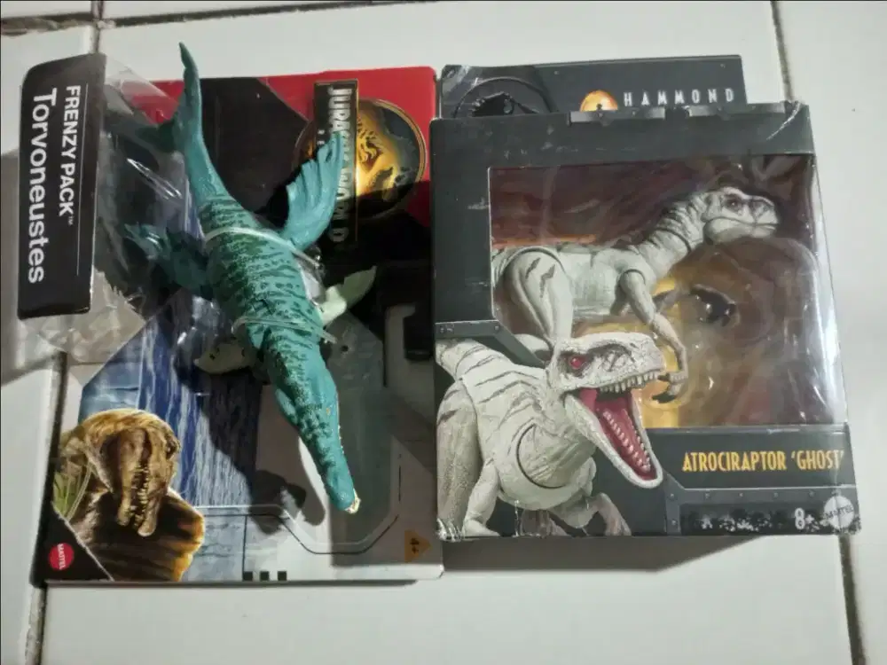 Jurassic Rebirth Hammond Collection Atrociraptor & Torvoneustes Detail