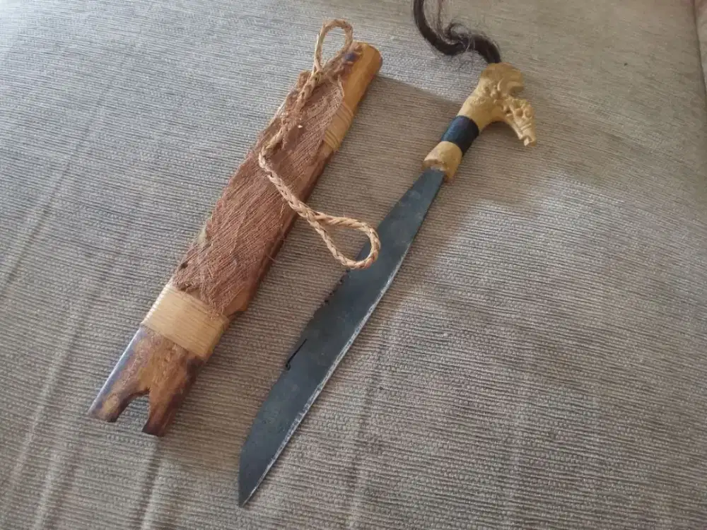 Koleksi pedang Mandau mini bekas
