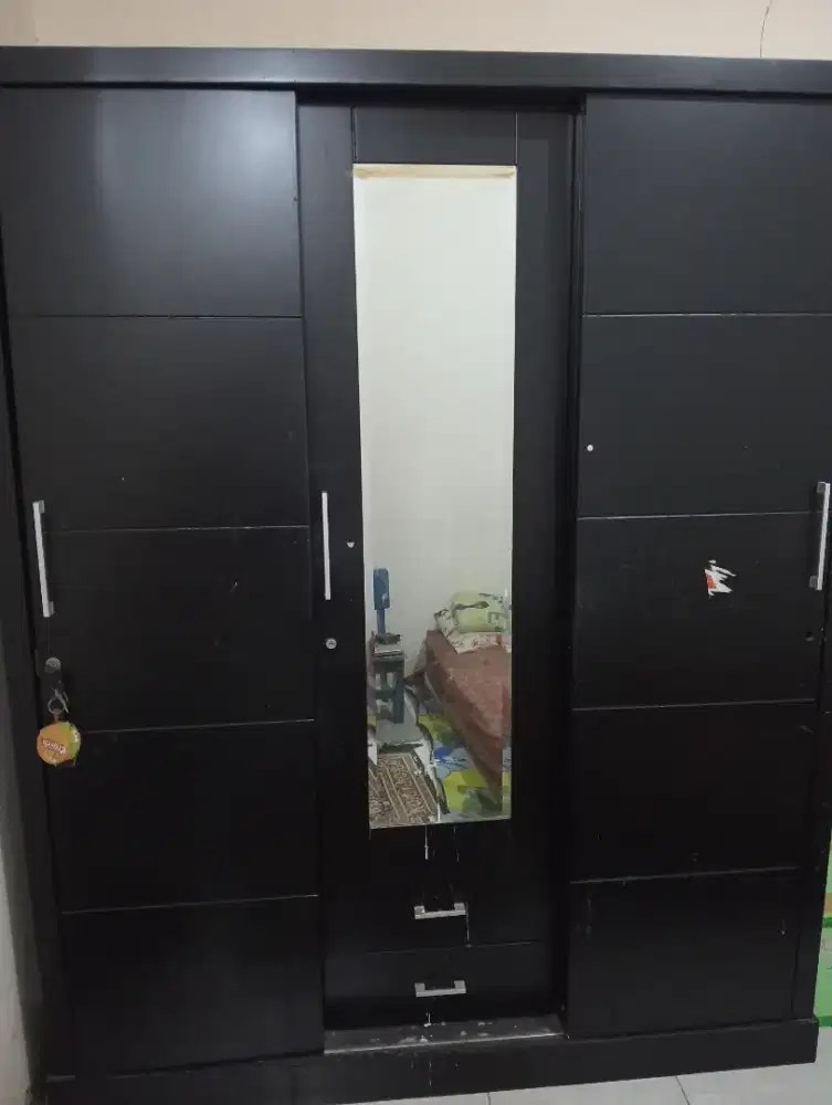 Di jual lemari 3 pintu