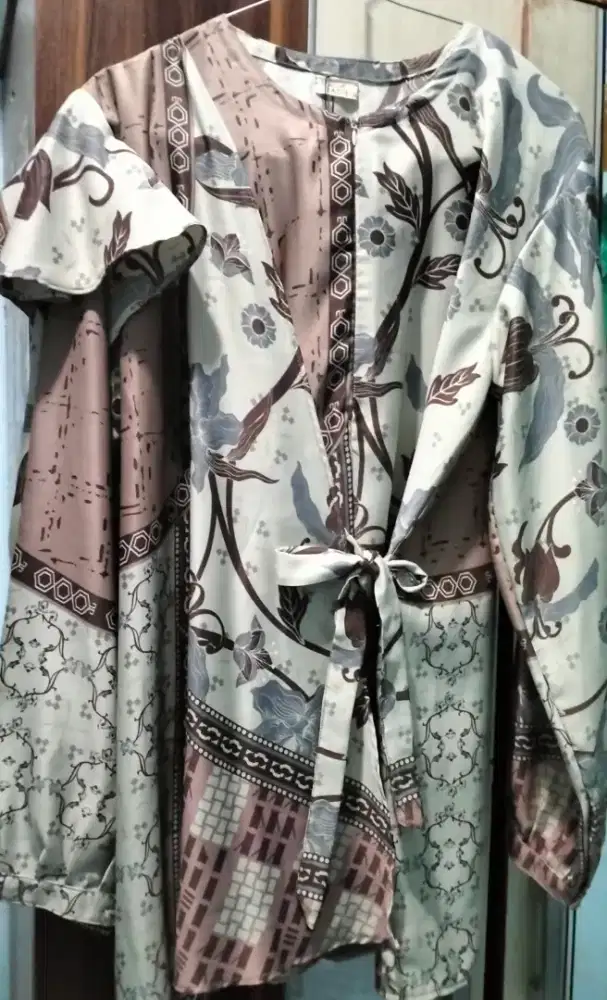 Blouse kekinian ( style mirip wearing klamby)